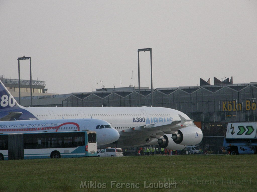 Warten auf den Airbus 380 Koeln Bonn P350.JPG